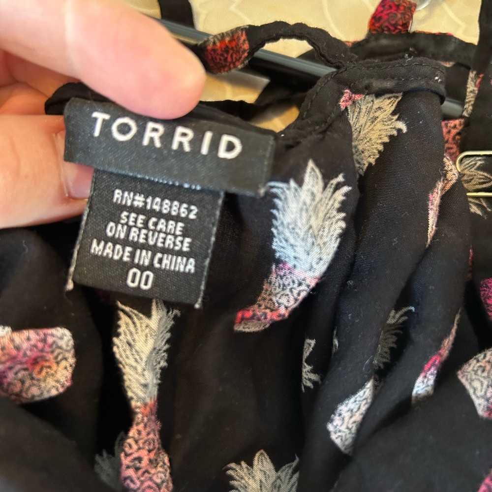 Torrid Cold Shoulder Pineapple Top - Picture 5 of 6